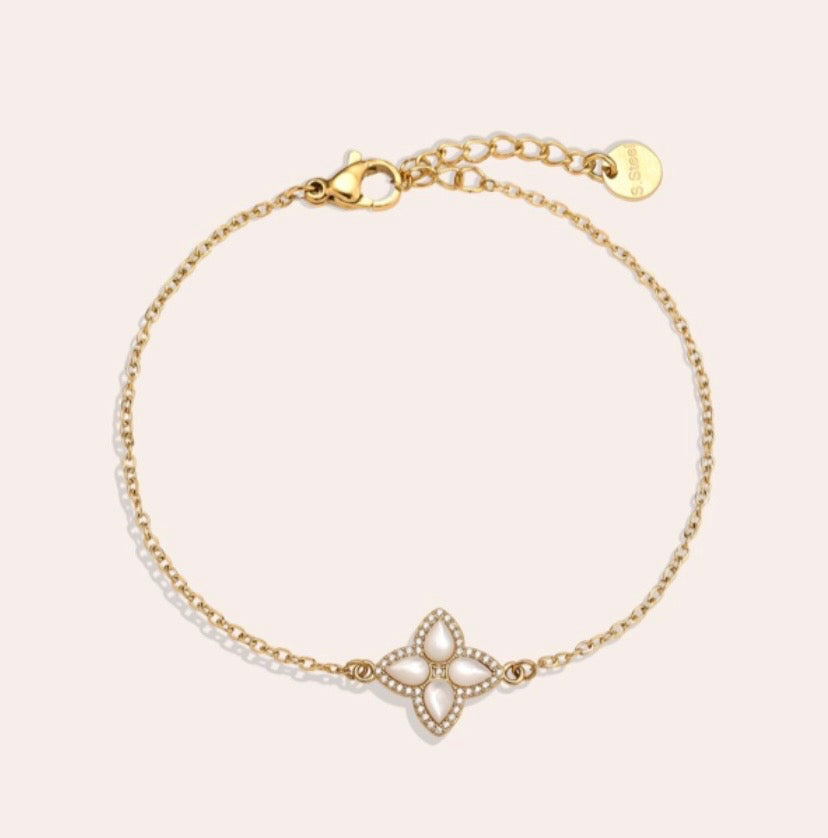 Nice Diamond Lucky Flower bracelet