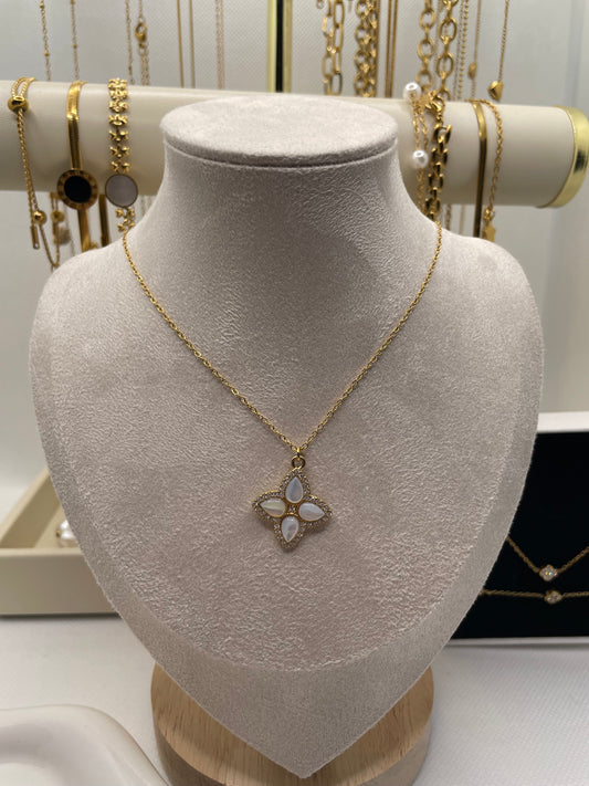 Nice Diamond Lucky Flower necklace