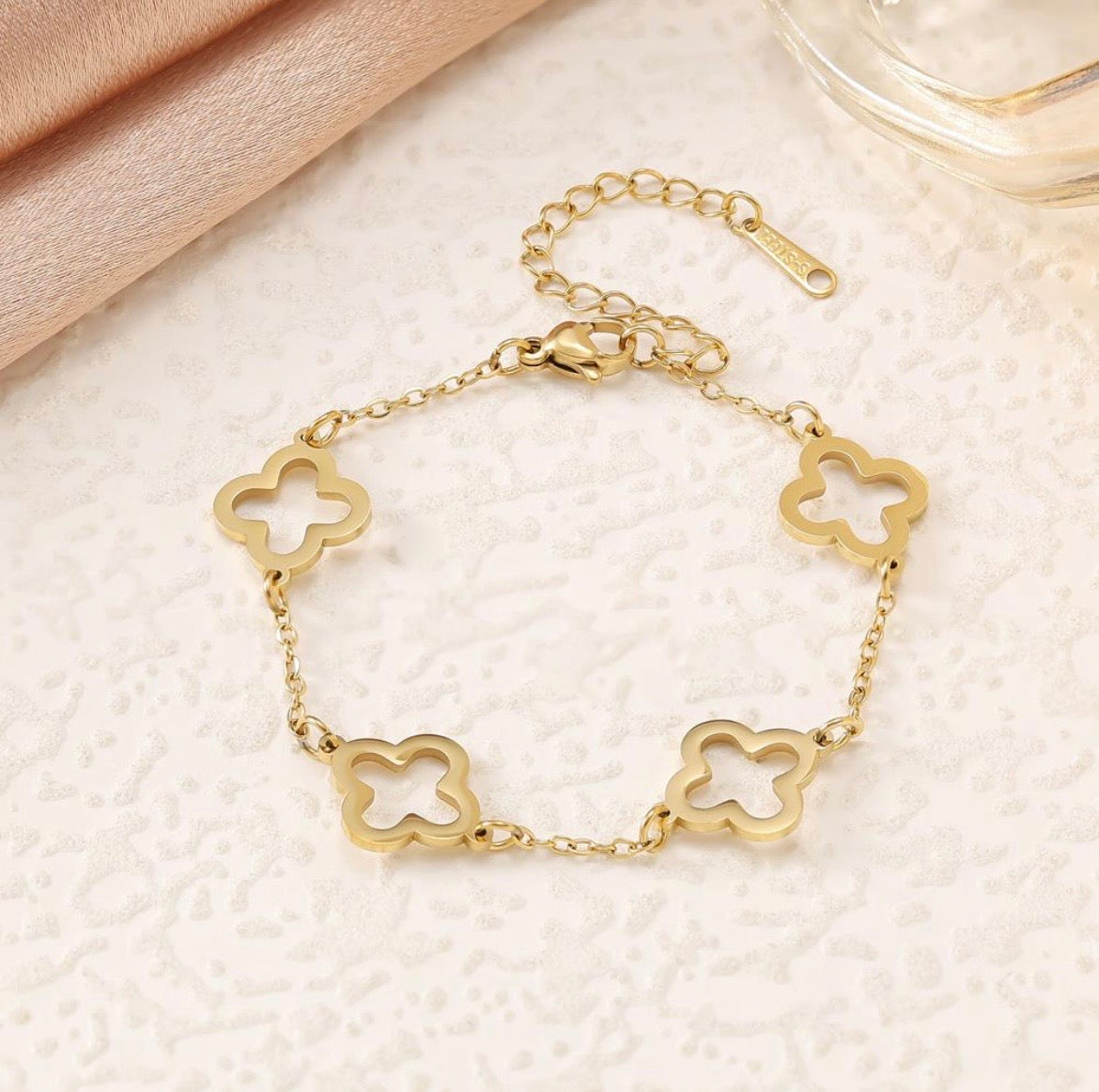 Soft Luxe Clover Chain Bracelet – Minimal Gold Charm Bracelet